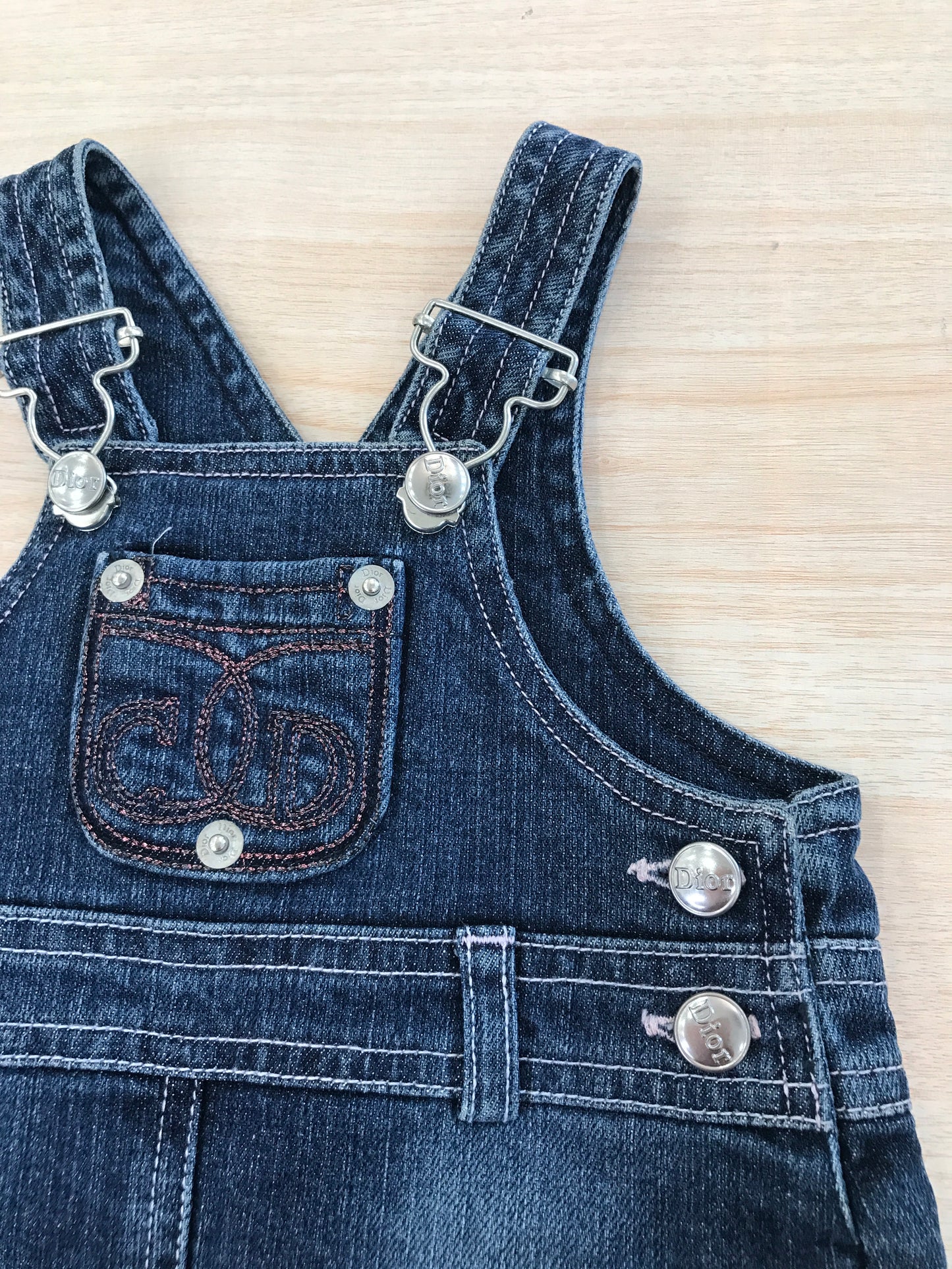 Salopette Baby Dior in jeans scuro  con bretelle e taschina sul davanti