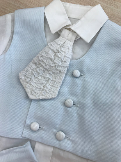 Completo Piccola Giuggiola in cotone bermuda e gilet celesti con camicia bianca e cravatta in pizzo