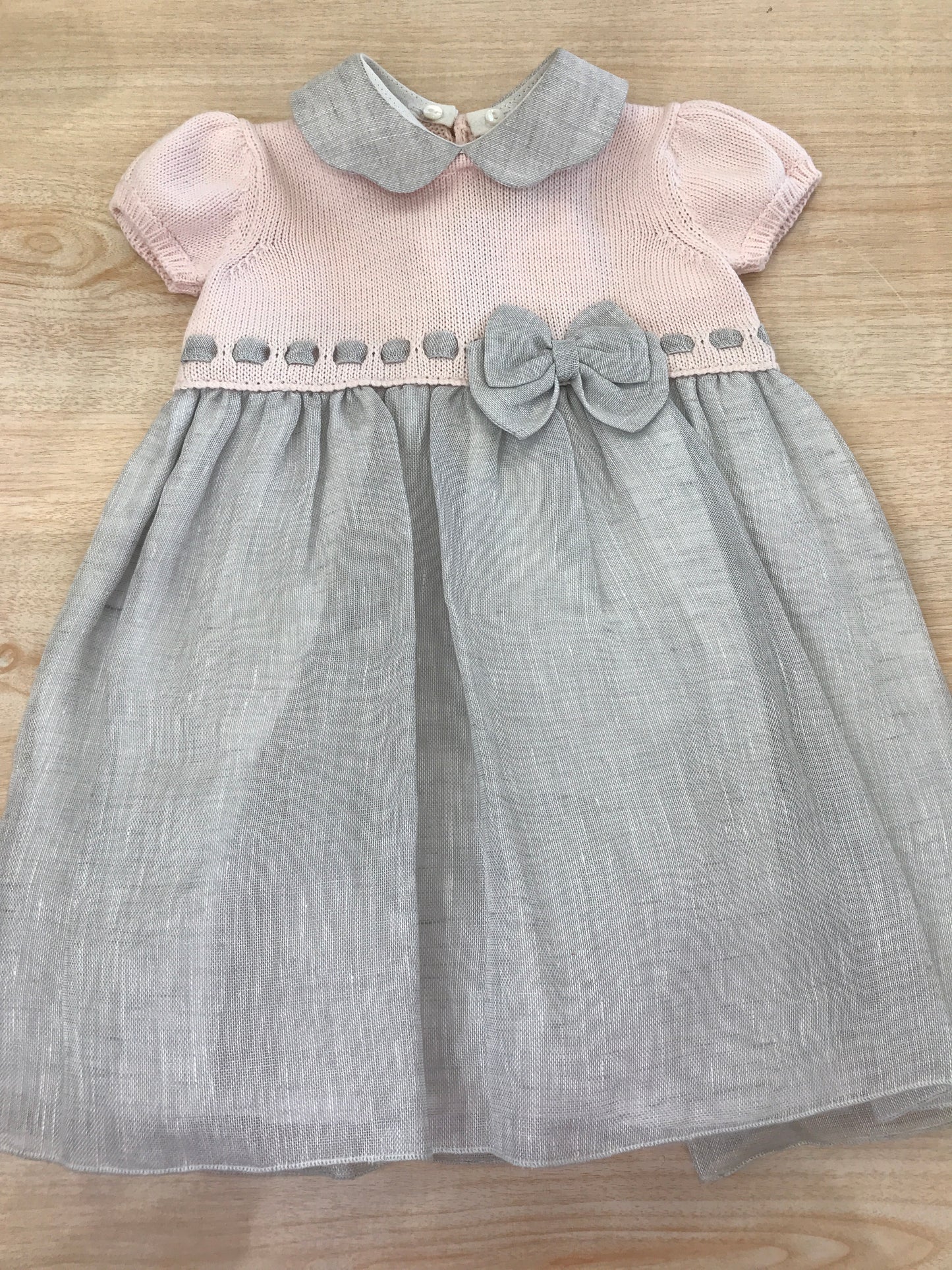 Abito Colibrì con corpetto in filo rosa con gonna in lino grigio con passanastro e fiocchetto
