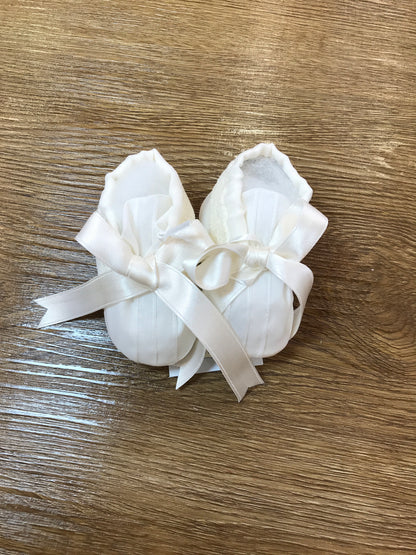 Scarpine Piccola Giuggiola in organza in seta panna con valancienne applicato su di essa