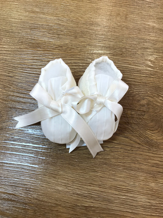 Scarpine Piccola Giuggiola in organza in seta panna con valancienne applicato su di essa