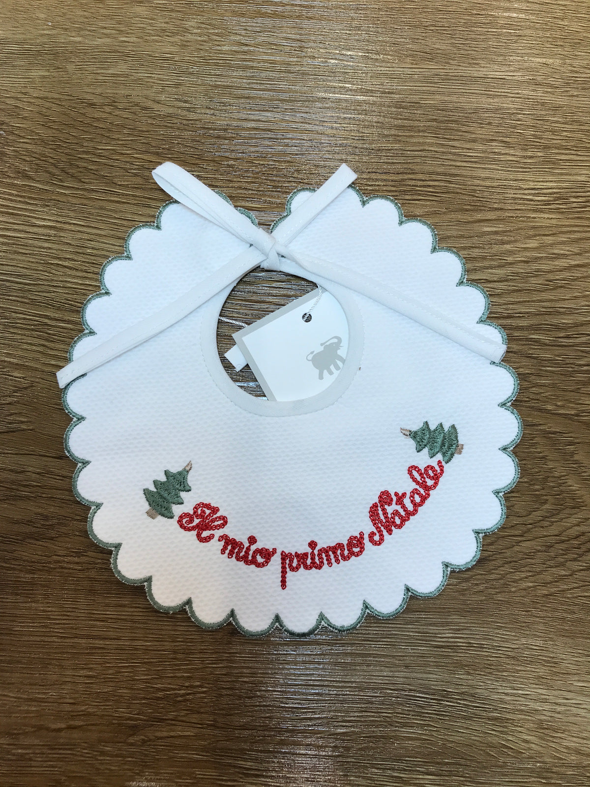 Bavetta Pepecè in piquet smerlata con profilo verde e ricamo "il mio primo natale" con due alberelli laterali