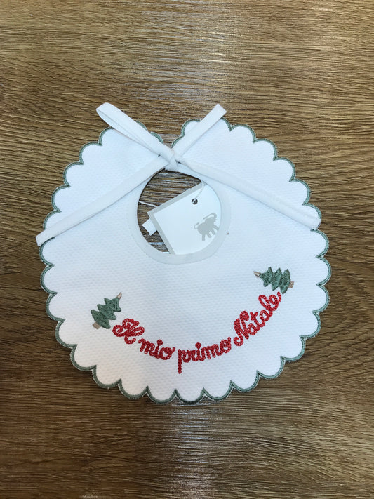 Bavetta Pepecè in piquet smerlata con profilo verde e ricamo "il mio primo natale" con due alberelli laterali