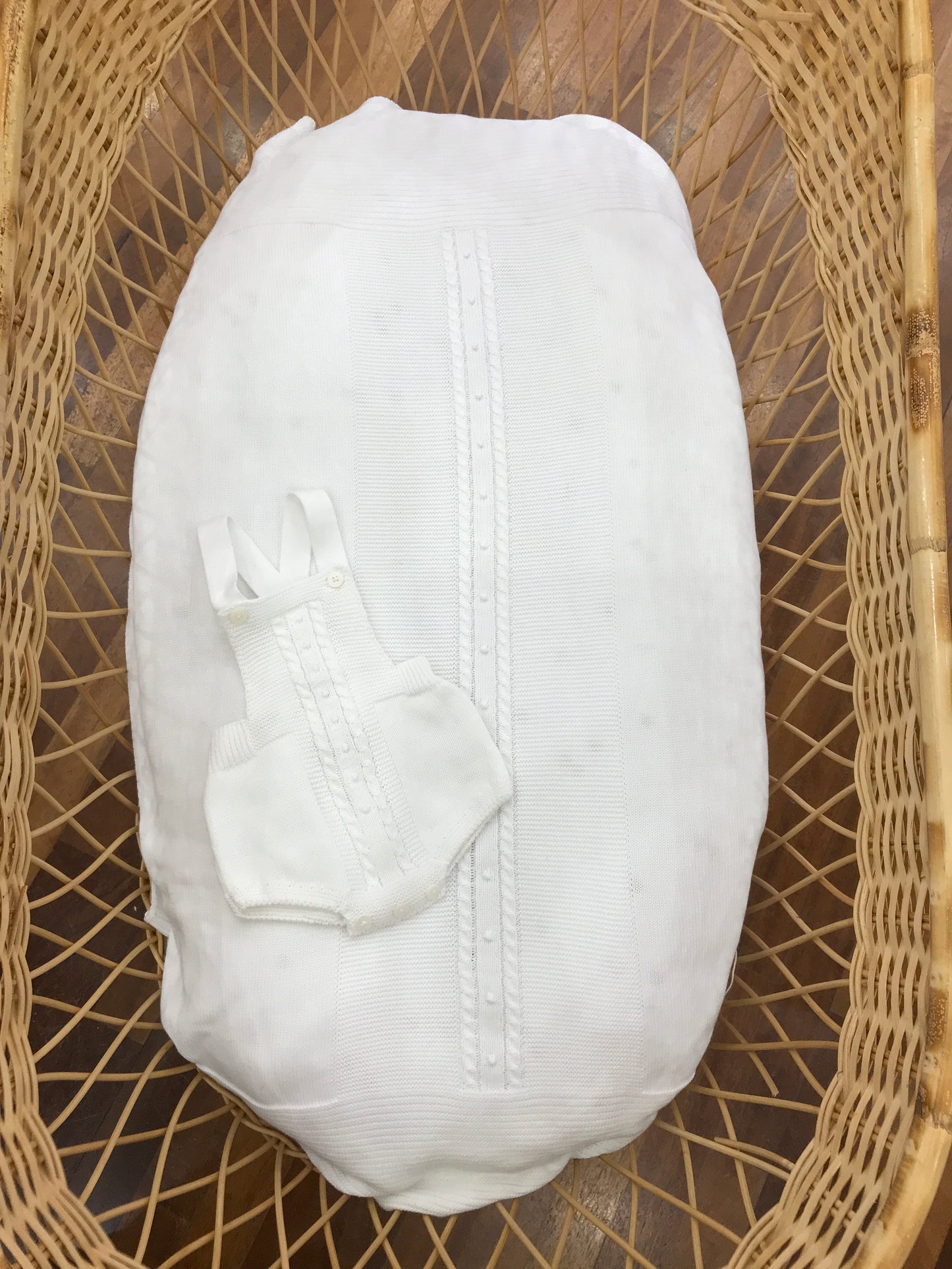 Coordinato nascita PCS in filo bianco con lavorazione su coperta e salopette