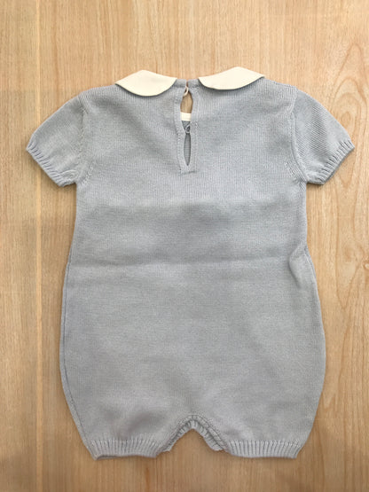 Pagliaccetto Baby Lord in filo celeste con fiocco bianco sul davanti e collo tondo bianco con pois celesti
