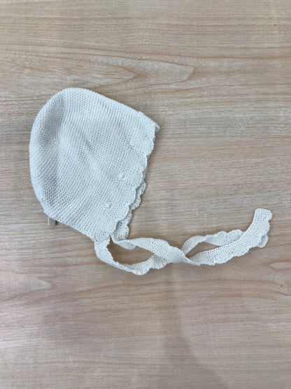 Cuffia PCS in filo panna con laccetti e ricamo sul davanti
