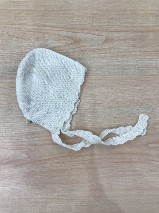 Cuffia PCS in filo panna con laccetti e ricamo sul davanti