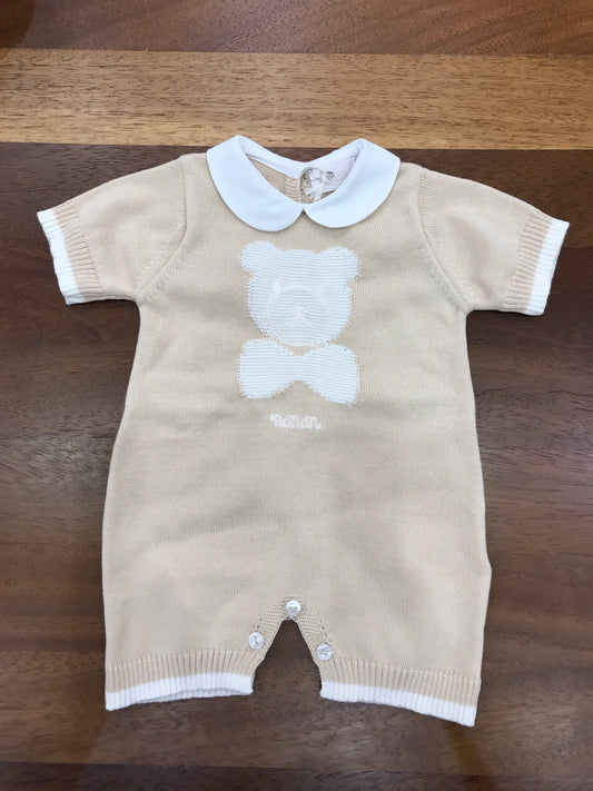 Pagliaccetto Nanan in filo beige e bianco mezza manica collo tondo bianco con orso con papillon in bianco davanti