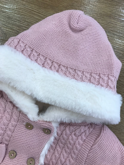 Cappotto PCS rosa con pelliccia intera bianca con lavorazione di trecce e due piccoli fiocchetti