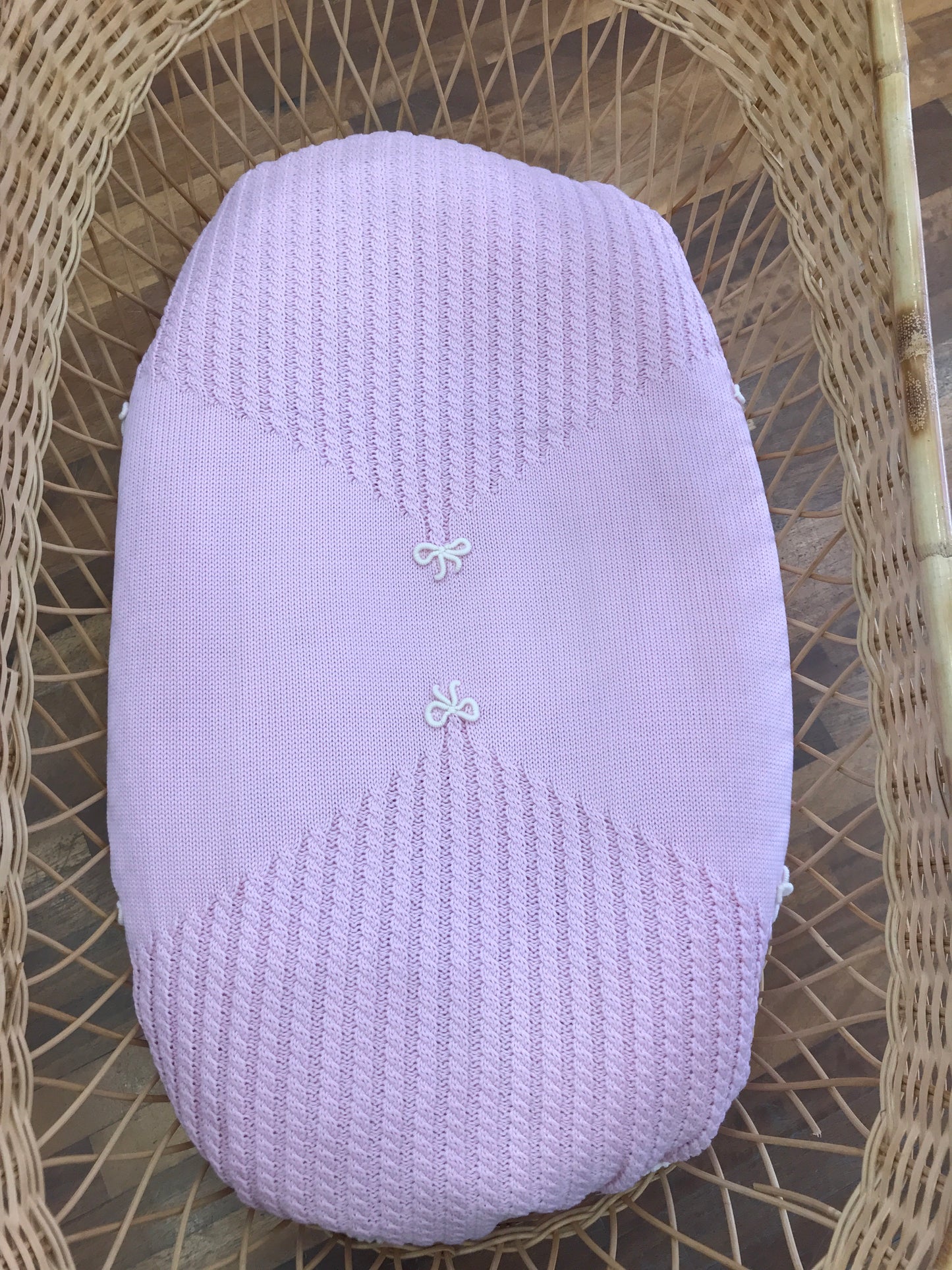 Coperta Bebè di Almy rosa con lavorazione di trecce e piccoli fiocchetti panna