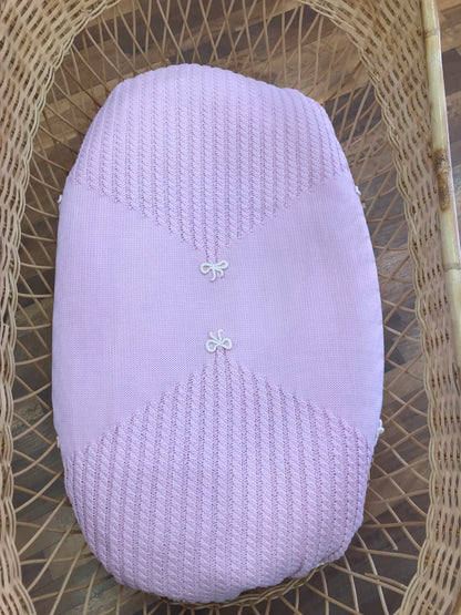 Coperta Bebè di Almy rosa con lavorazione di trecce e piccoli fiocchetti panna