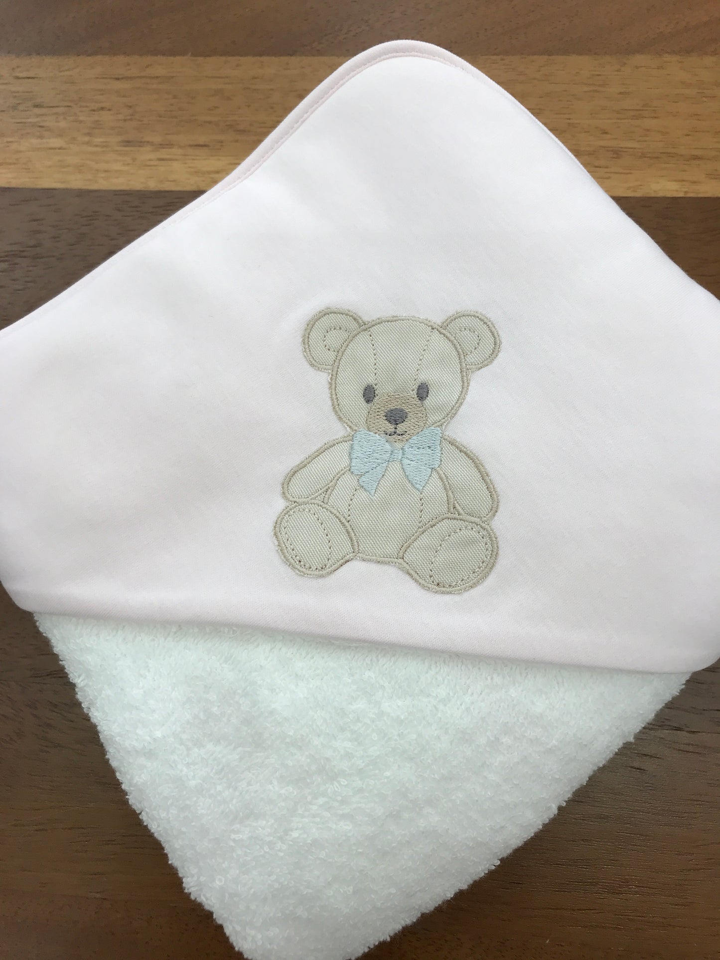 Telo Bagnetto Baby Gi in spugna con angolo in cotone rosa con orsetto con fiocco grigio ricamato su di esso