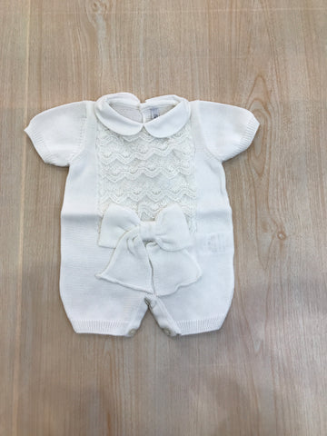Pagliaccetto Bebè di Almy in filo bianco mezza manica collo tondo con pizzo e fiocco applicato sul davanti
