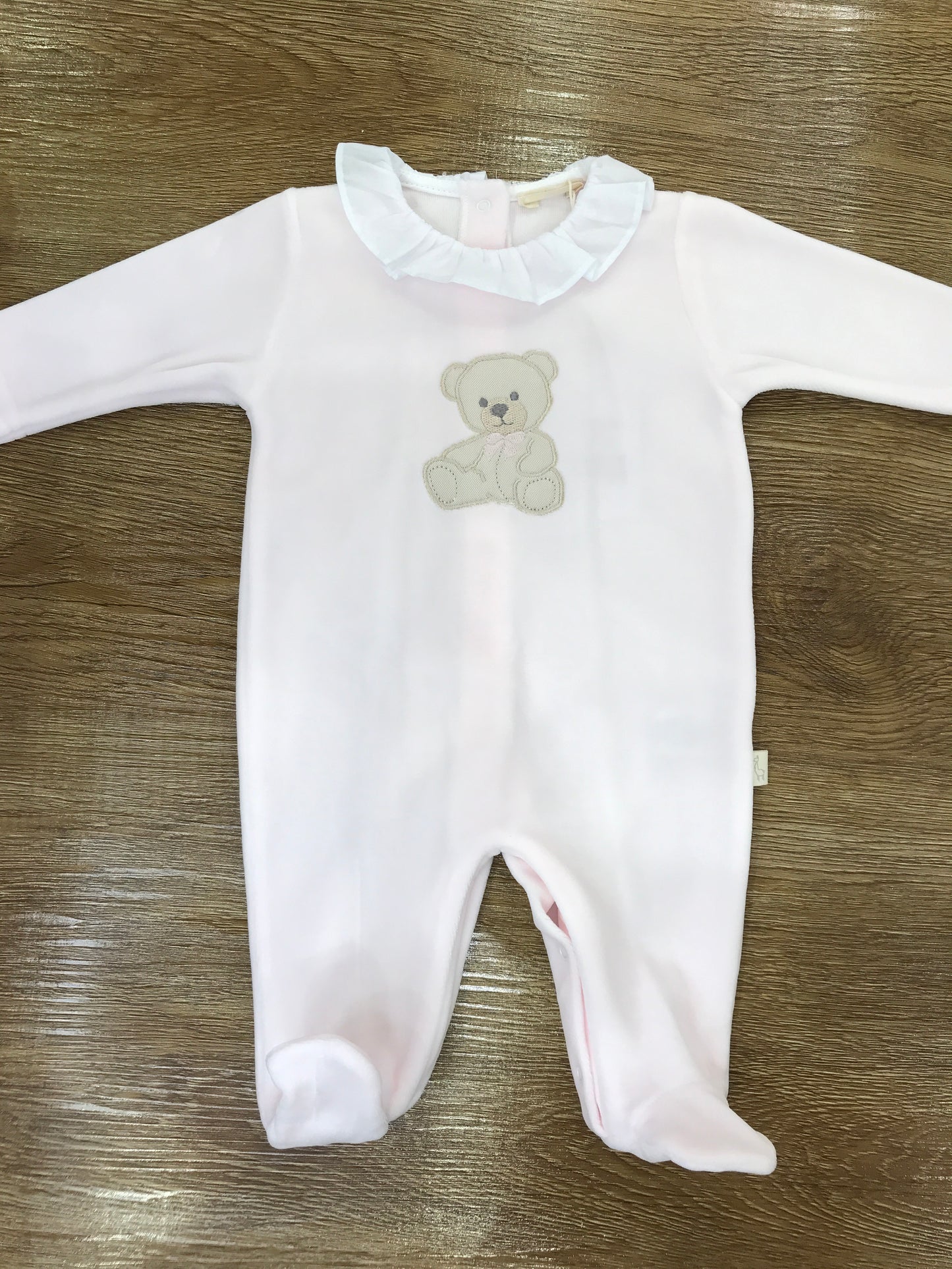 Tutina Baby Gi in ciniglia intera rosa con orsetto centrale con fiocco e colletto con rusche