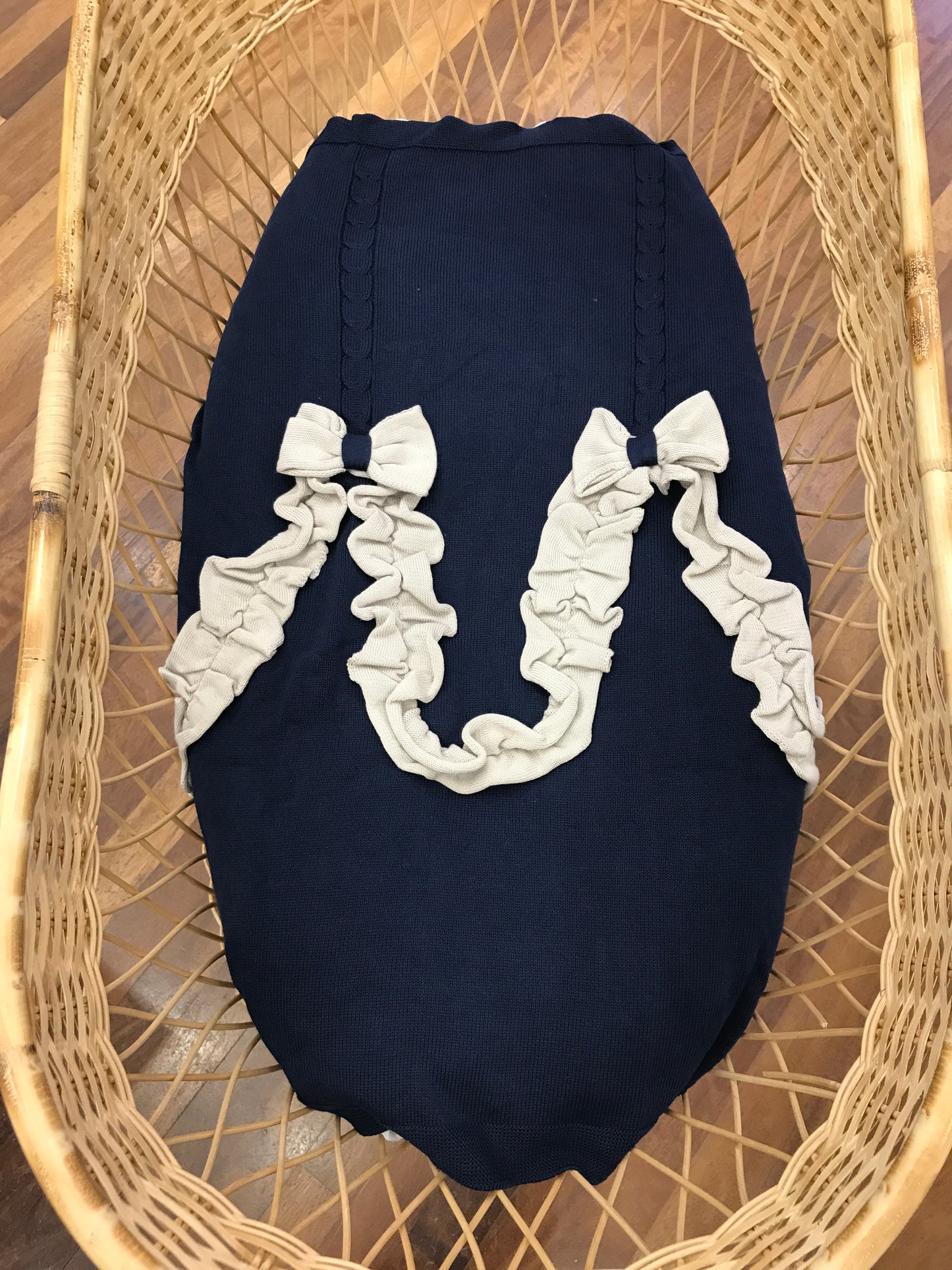 Coperta Le Dodò in filo di cotone blu scuro con rusche tortora al centro