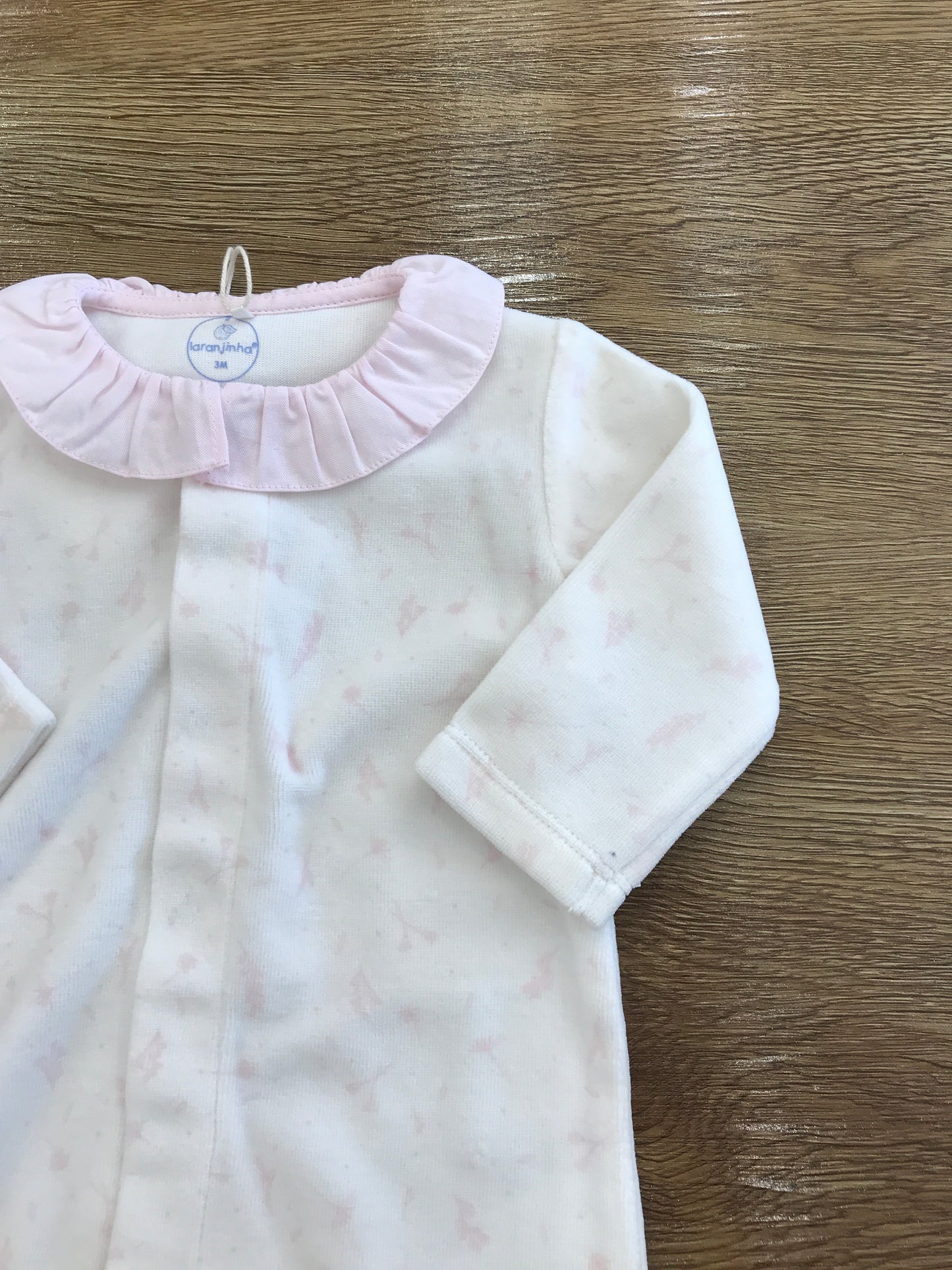 Tutina Laranjinha in ciniglia panna con rusche al collo rosa e fiorellini rosa su tutt'essa