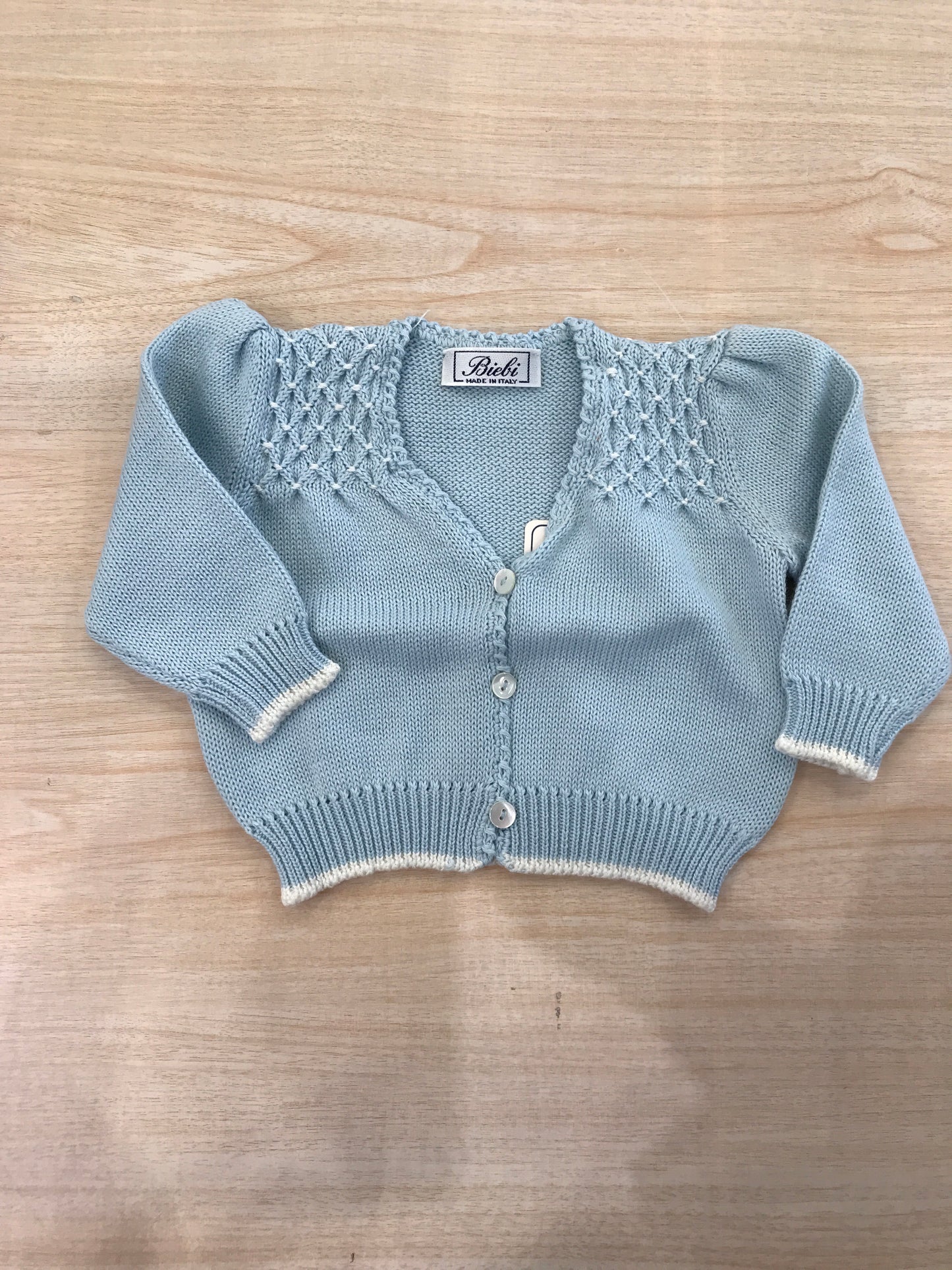 Cardigan Biebi con tre bottoni e collo a v con ricamo punto smok sulle spalle