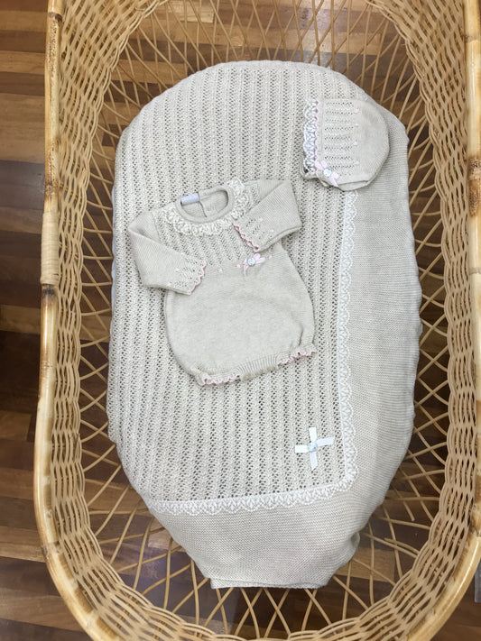 Coordinato nascita Paz Rodriguez in lana tortora traforato con smerlo con rusche in pizzo sia su coperta pagliaccetto e cuffia
