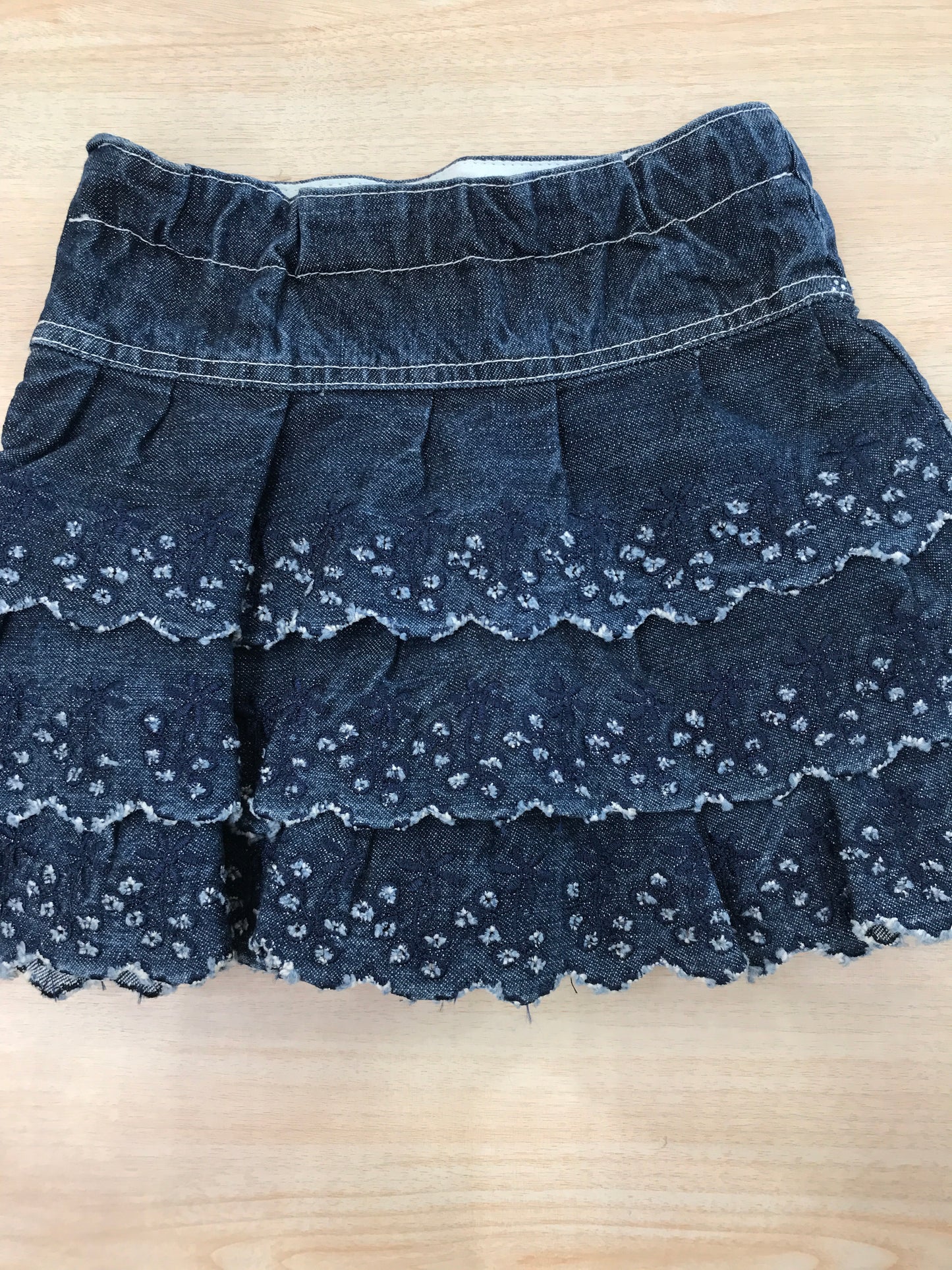 Gonna Byblos in jeans con doppia balza traforata e smerlata con zip laterale