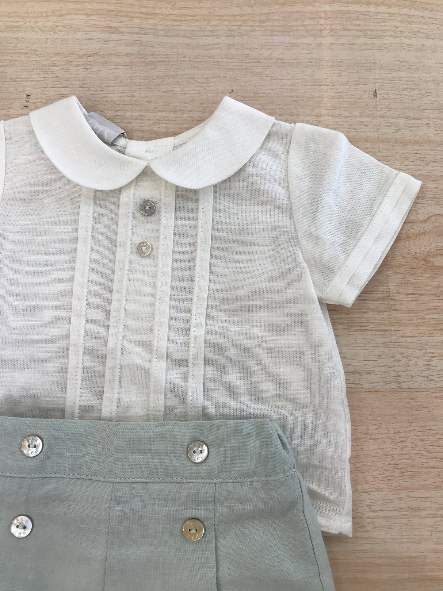Completo Paz Rodriguez in cotone camicia mezza manica con pieghe sul davanti con pantalone corto con bottoncini