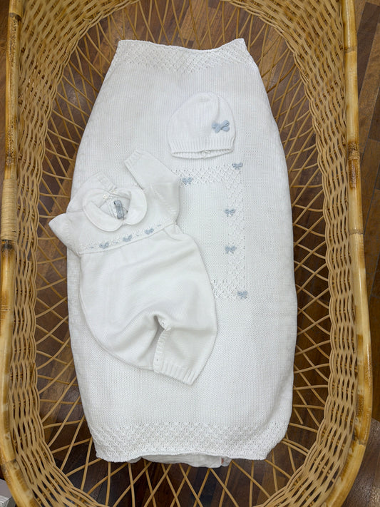 Coordinato nascita Colibrì in filo bianco con fiocchi celesti ricamati a mano sulla coperta e tutina cappellino bianco con applicato fiocco laterale