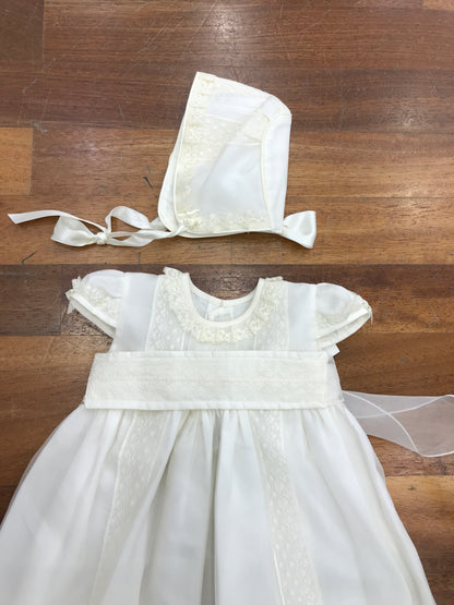 Abito Belan in battista di cotone e organza in seta con lavorazione di pizzo applicato sulla gonna e sulla fascia in vita