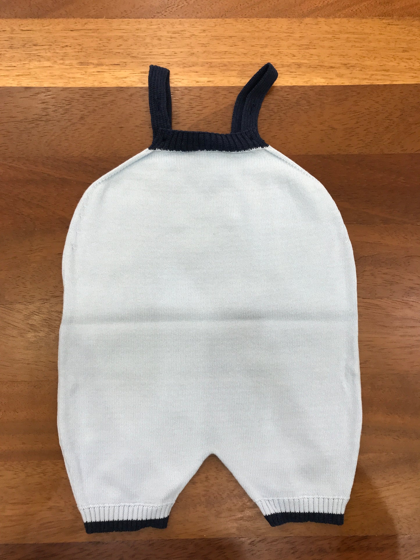 Salopette Coccodè in filo celeste con dettagli blu con bretelle lavorazione di trecce sul davanti con piccoli bottoncini