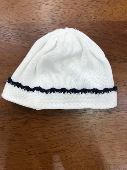 Cappello Baby Lord in filo bianco con risvolto con rifinitura blu scuro con fiocchetto applicato al centro blu scuro