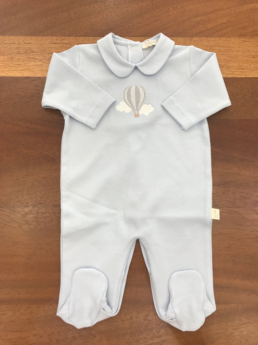 Tutina Baby Gi in cotone color carta da zucchero manica lunga con piedini collo tondo con mongolfiera e nuvolette ricamate sul davanti