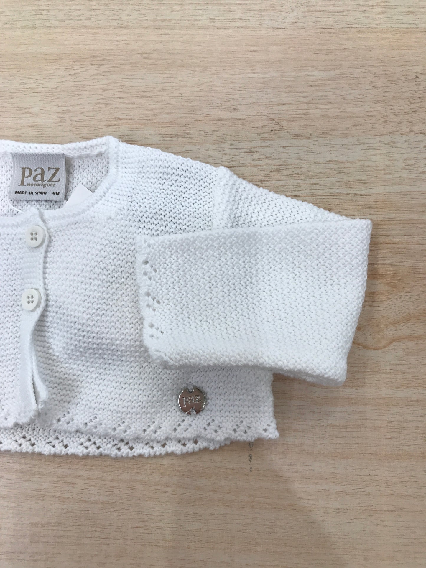 Cardigan Paz Rodriguez bianco in filo smerlato con due bottoncini