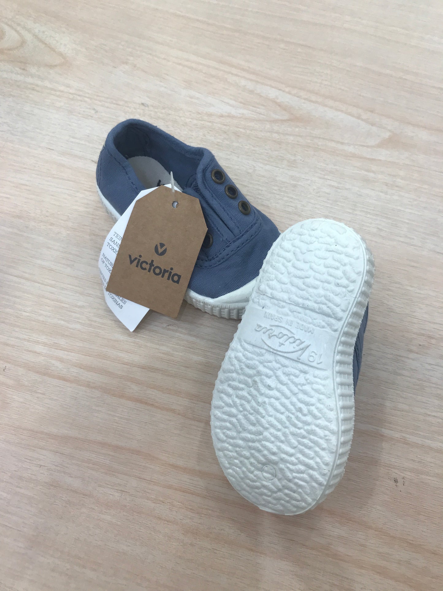 Scarpe Victoria in tela dal colore avio con gomma bianca