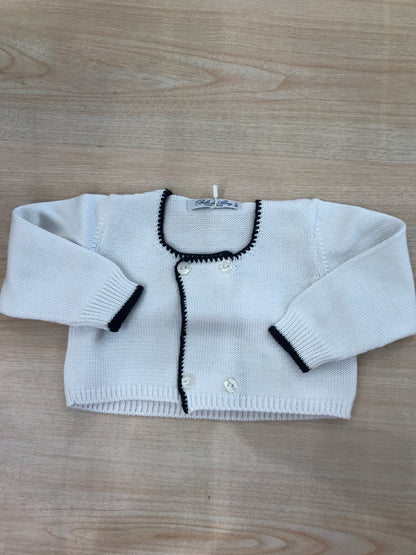 Cardigan Bebè di Almy in filo bianco con rifiniture blu scuro e bottoncini
