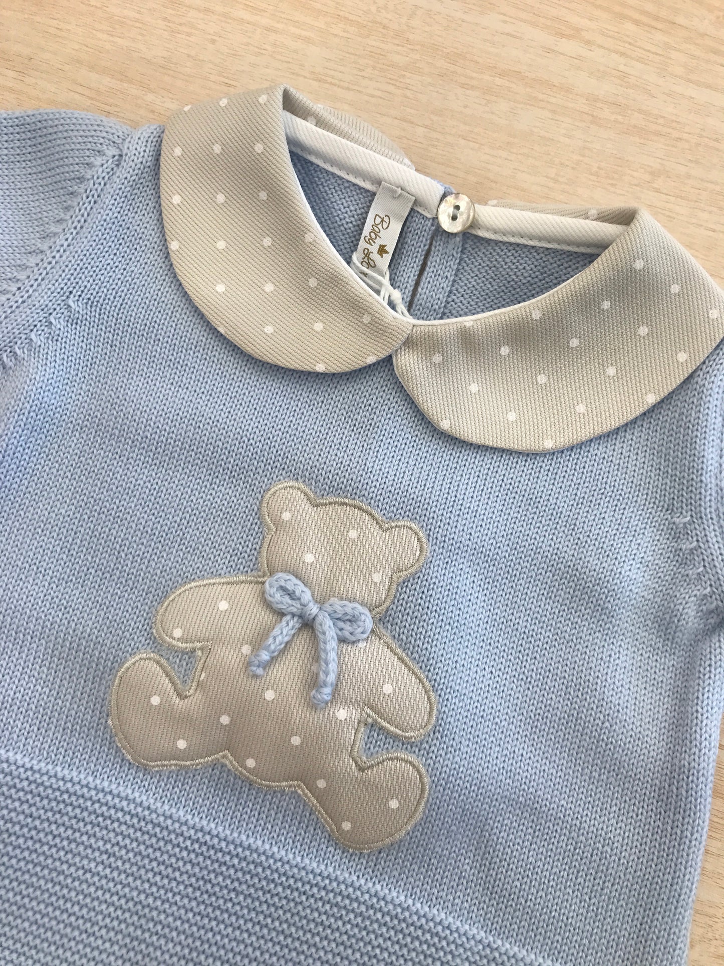 Tutina Baby Lord in lana celeste intera con colletto tortora e pois bianchi ed orsetto centrale