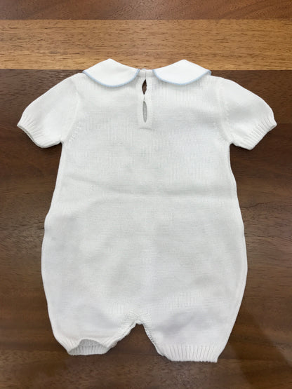 Pagliaccetto Baby Lord in filo bianco mezza manica collo tondo bianco con cuore con rose celesti ricamate al centro