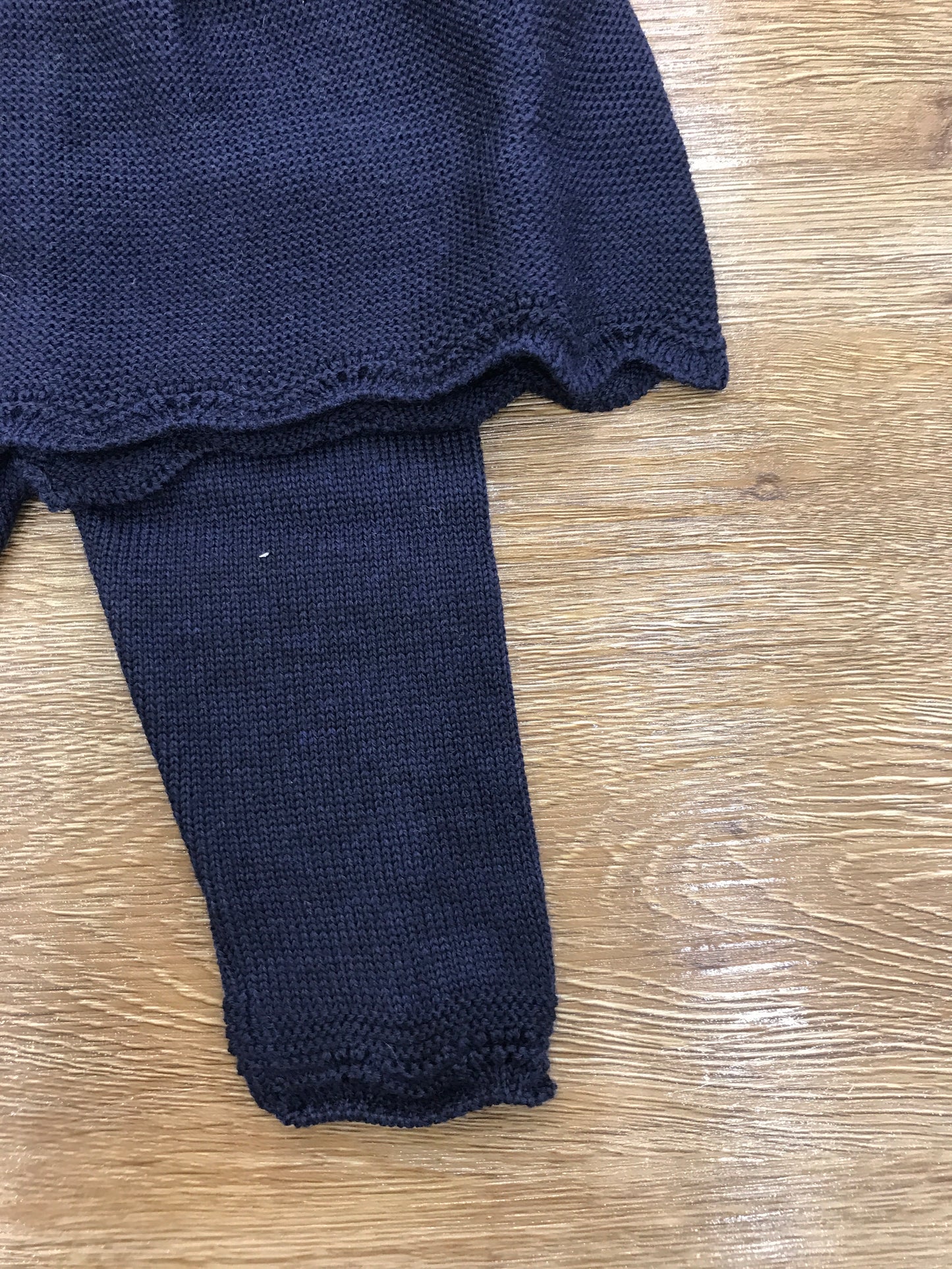 Tutina Baby Lord in lana due pezzi blu scuro con lavorazione di punto smock sul corpetto