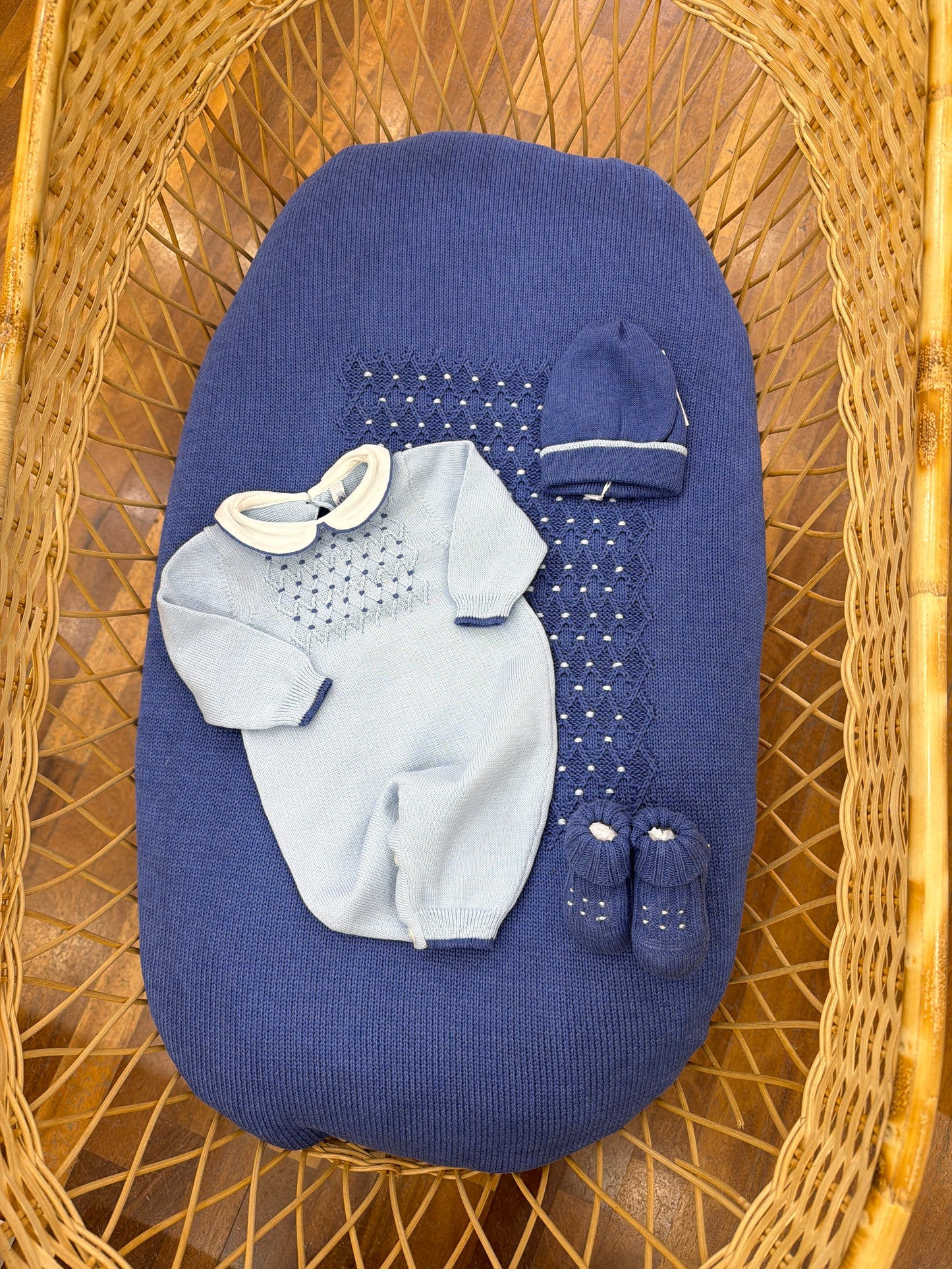 Coordinato nascita Bebè Di Almy in filo blu con punto smock celeste tutina celeste con punto smock blu cappello e babbucce in blu