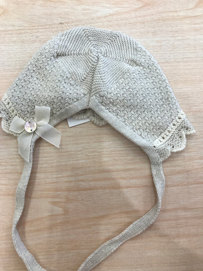 Cuffia Paz Rodriguez in filo tortora con lacci e ricami panna
