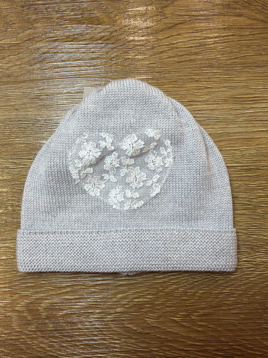 Cappello Baby Lord in lana grigio perla con cuore in pizzo centrale