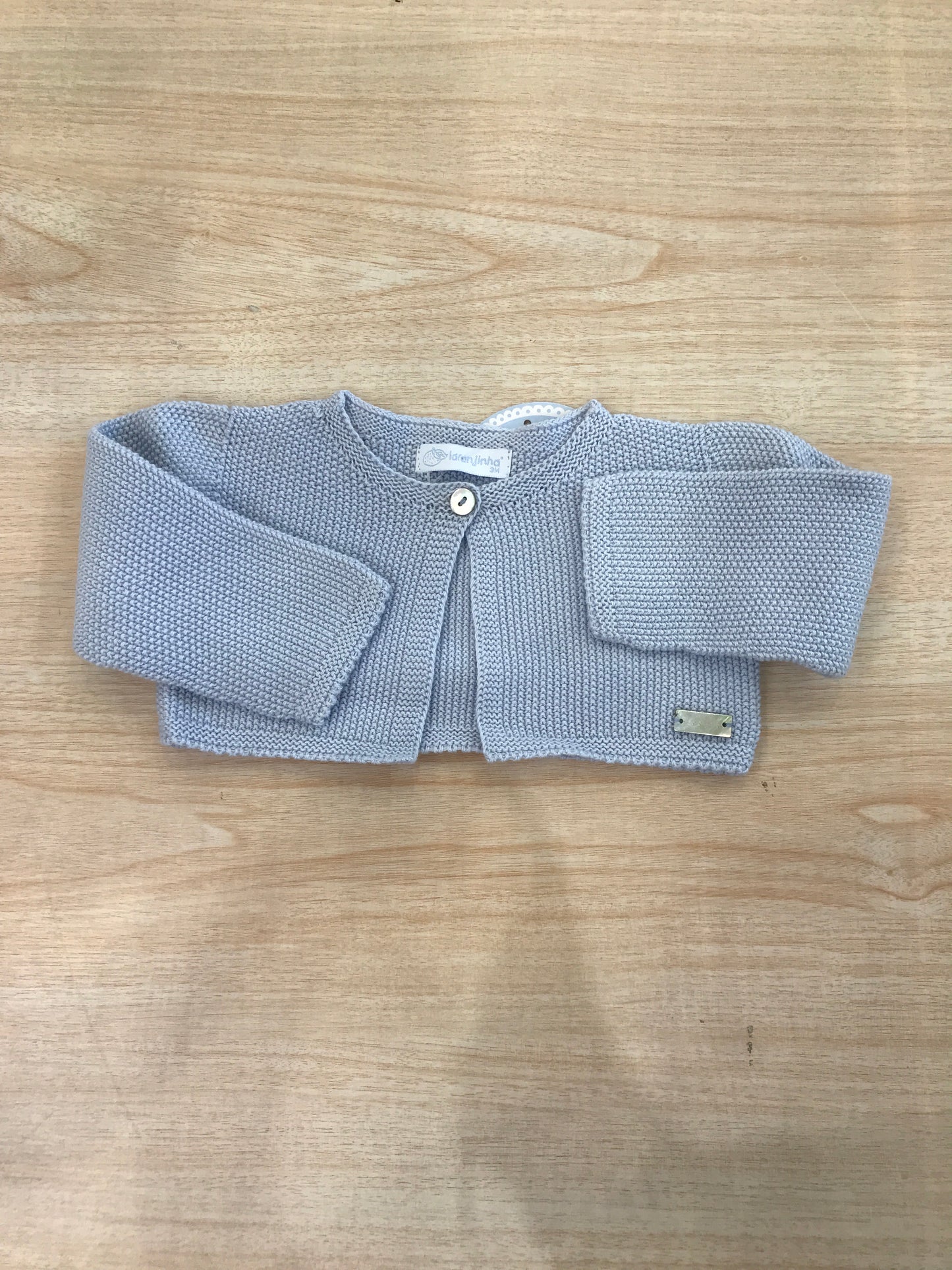 Cardigan Laranjinha in filo con un bottoncino