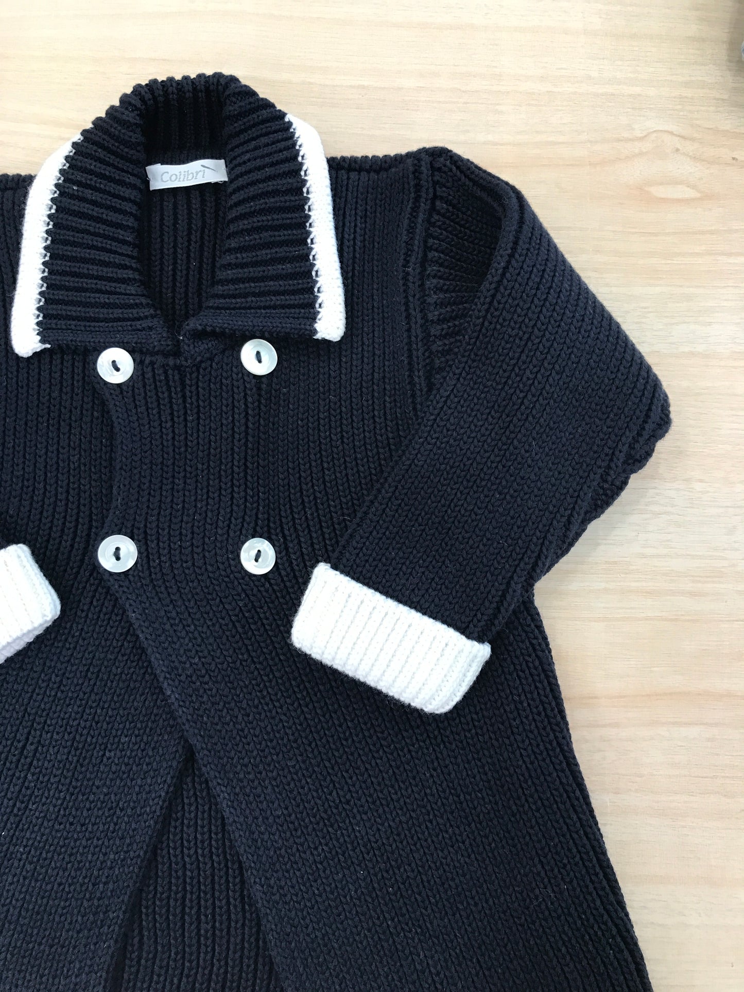 Cardigan Colibrì in filo di cotone blu scuro rifinito bianco con bottoncini sul davanti
