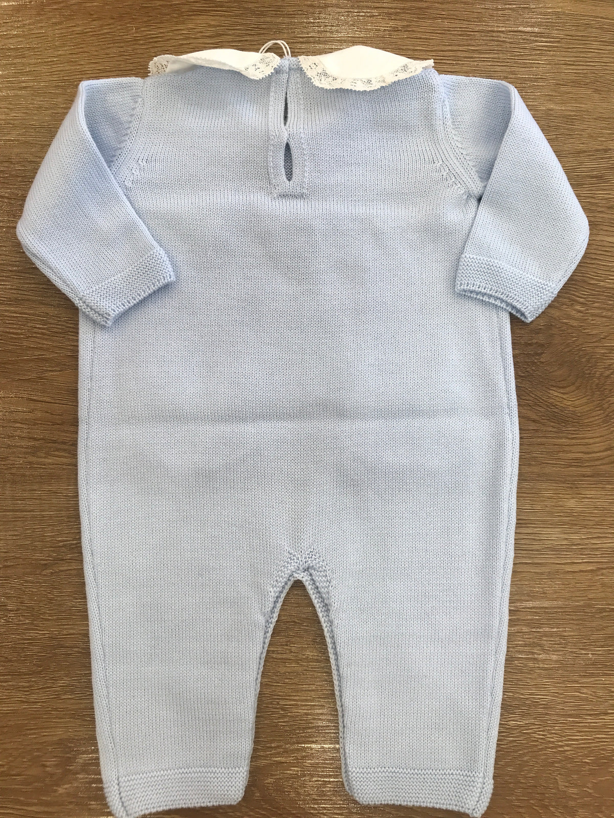 Coordinato Baby Lord set comprende copertina tutina scarpine e cuffietta coordinati da fiocchi e valancienne escluso il lenzuolino dal coordinato