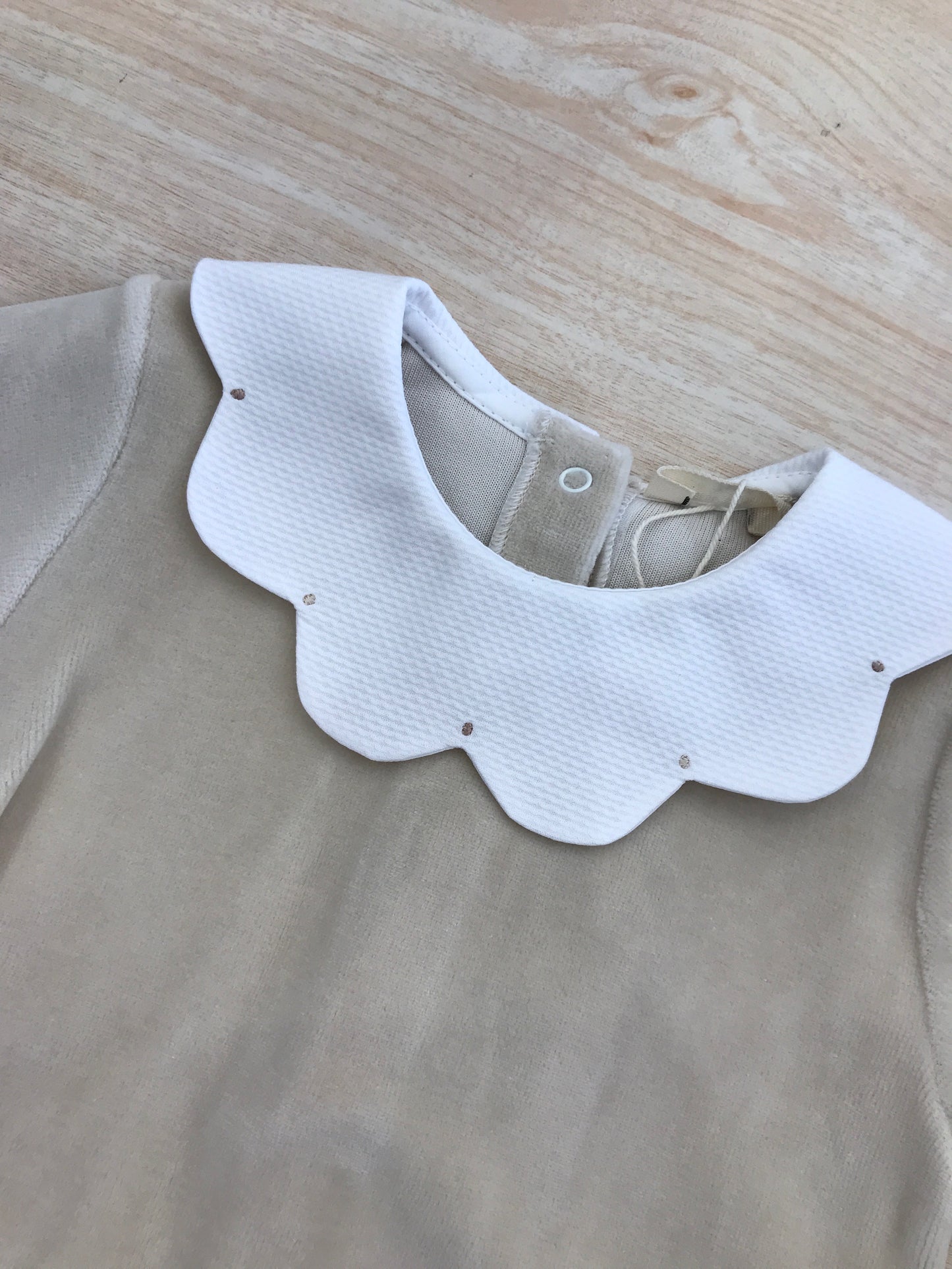 Tutina Baby Gi in ciniglia intera con collo smerlato bianco e pois