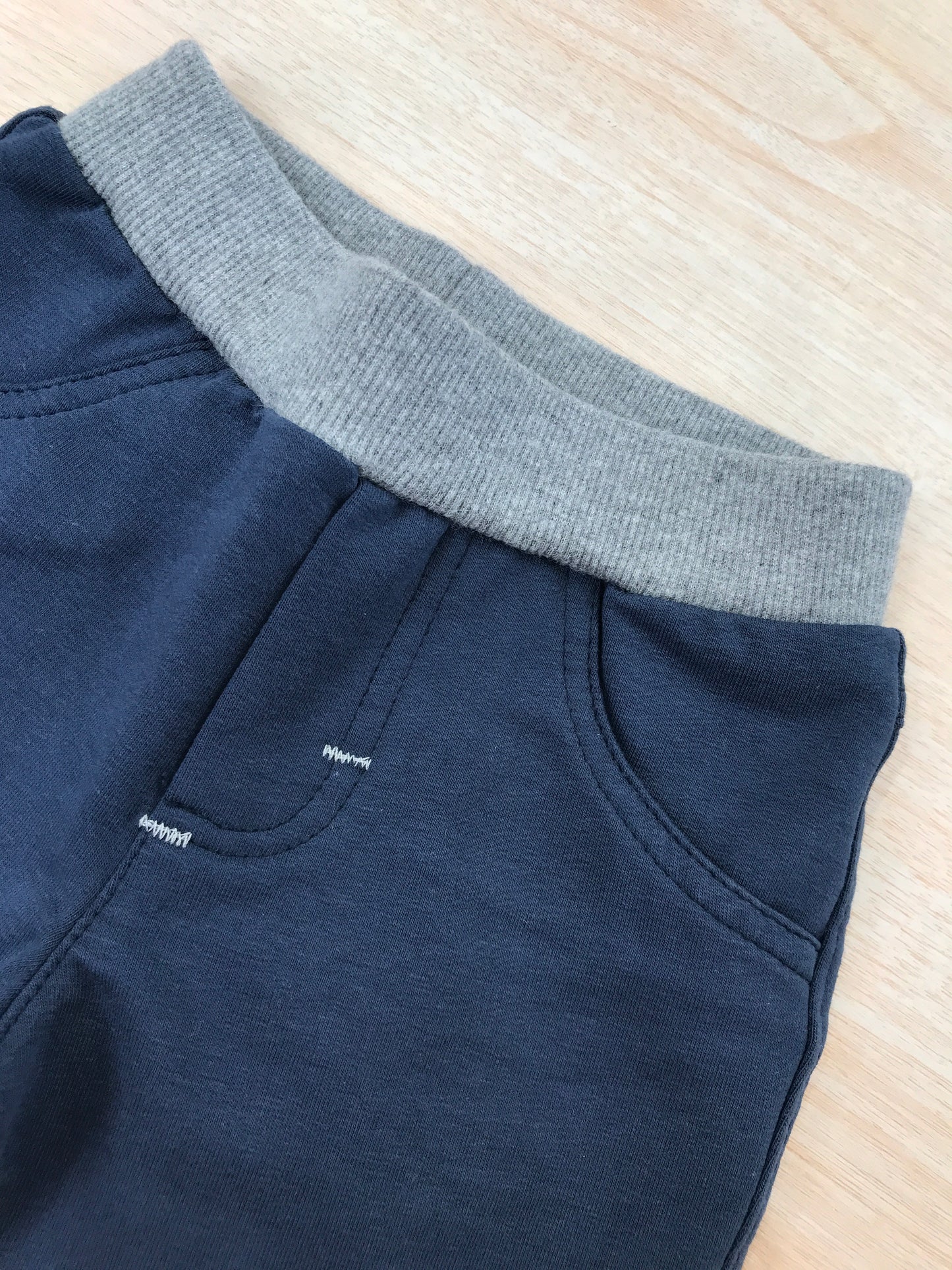 Pantalone Jo Milano in tuta corto blu scuro con elastico grigio