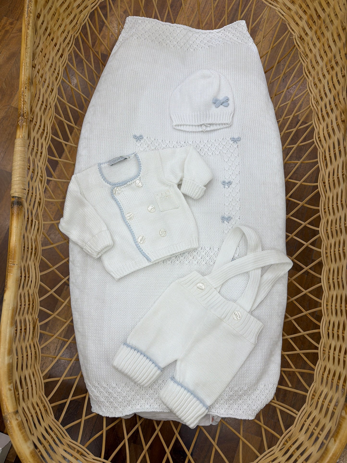 Coordinato nascita Colibrì in filo bianco coperta bianca con fiocchi celesti ricamati a mano tutina due pezzi cardigan e salopette cappellino con fiocco laterale