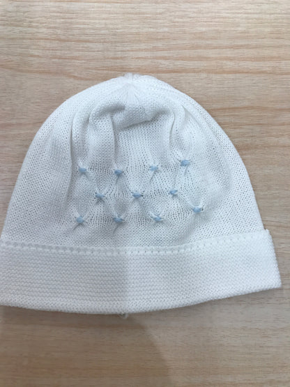 Cappello Baby Lord in filo bianco con risvolto e lavorazione di punto smock sul davanti