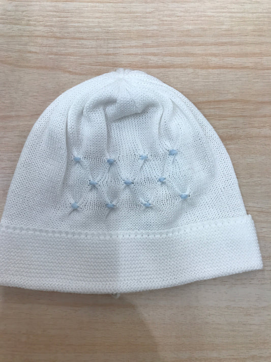 Cappello Baby Lord in filo bianco con risvolto e lavorazione di punto smock sul davanti