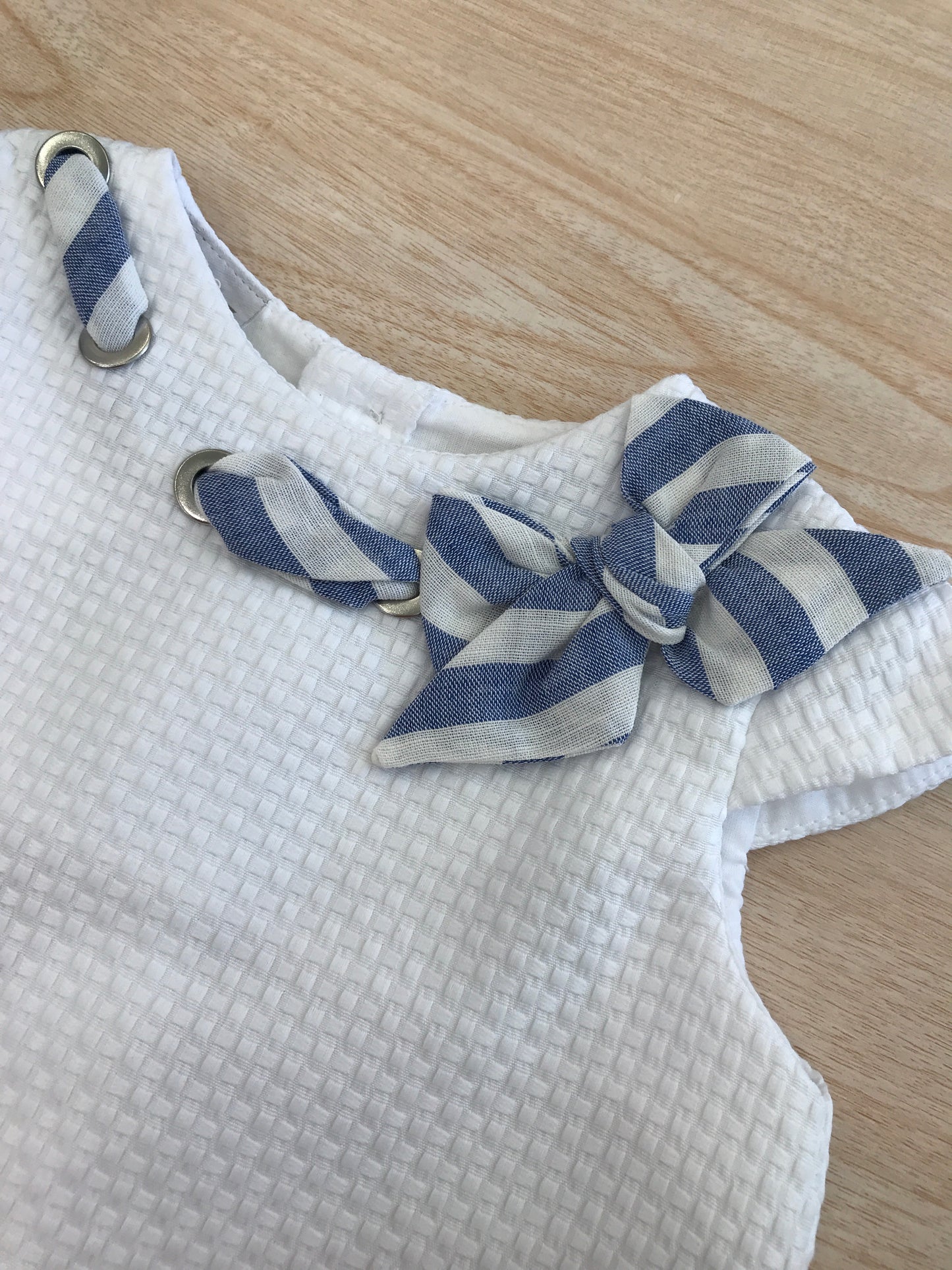 Abito Paz Rodriguez in cotone bianco smanicato con passanastro a righe bianche e blu con fiocchetto