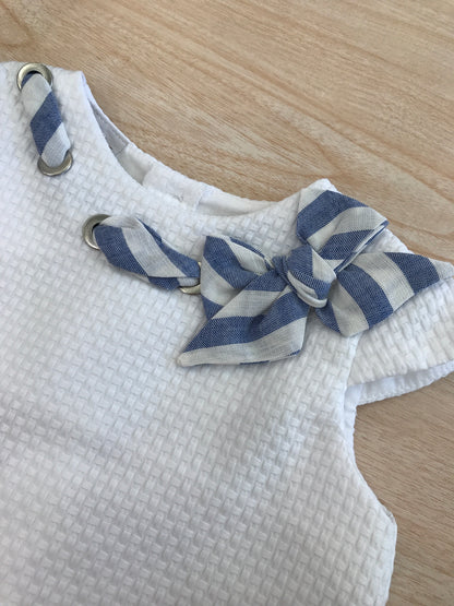 Abito Paz Rodriguez in cotone bianco smanicato con passanastro a righe bianche e blu con fiocchetto