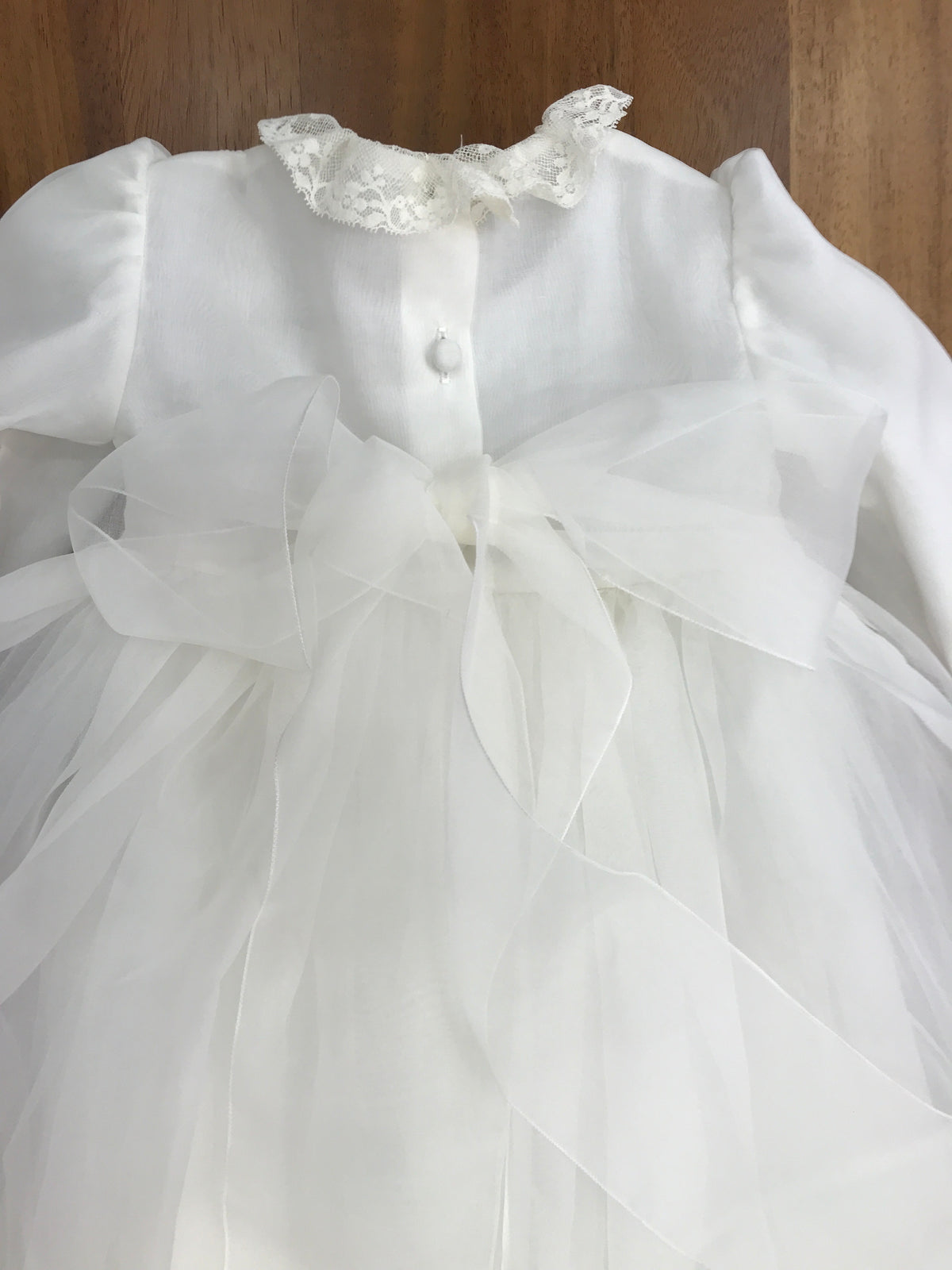 Abito lungo Piccola Giuggiola in organza in seta con gonna lavorata da pizzo corpetto manica lunga con lavorazione di punto smock e roselline ricamate a mano con cuffia coordinata e con punto smock