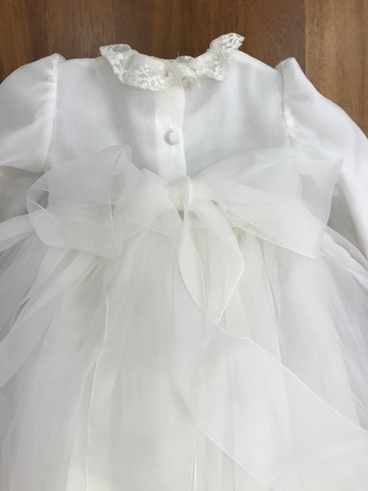 Abito lungo Piccola Giuggiola in organza in seta con gonna lavorata da pizzo corpetto manica lunga con lavorazione di punto smock e roselline ricamate a mano con cuffia coordinata e con punto smock